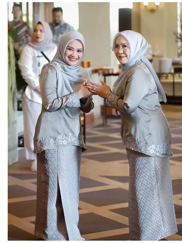 6 Potret Kebaya Satin Ikke Nurjanah di Momen Akad Nikah Adira Kania, Tampil Elegan