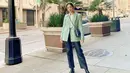 Penampilan Bunga Zainal saat memadukan blazer pun tak lepas dari sorotan. Terlebih, gaya mix and match Bunga Zainal dengan blazer berwarna cerah tetap terlihat stylish. (Liputan6.com/IG/@bungazainal05)