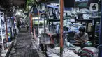 Pedagang bermain samrtphone saat menunggu pembeli di kios Pasar Ikan Hias Sumenep, Jakarta, Minggu (14/11/2021).  KKP meminta para pedagang hewan peliharaan yang selama ini berjualan di sosial media seperti Facebok dan Instagram untuk beralih ke platform lain. (merdeka.com/Iqbal S. Nugroho)