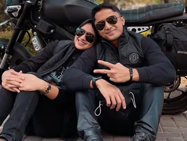 Melalui akun Instagram, Hengky Kurniawan cukup sering membagikan momen romantis bersama sang istri. Bahkan, Sonya Fatmala juga sering mendampingi sang suami di berbagai kesempatan. (Liputan6.com/IG/@hengkykurniawan)