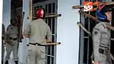 Jemaah Ahmadiyah bentrok dengan ratusan warga yang mendatangi kompleks ibadah mereka di Kuningan, Jawa Barat. 
