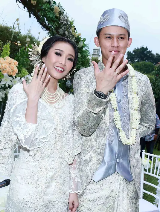 Pesta yang bertema Garden Party tersebut sempat diiringi dengan rintik hujan yang kecil. Namun prosesi sakral itu tetap berlangsung dengan lancar sampai terdengar kata ‘Sah’ dari kedua saksi. (Deki Prayoga/Bintang.com)