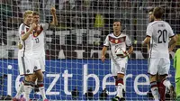 Thomas Muller (kiri) dan Schurrle sama-sama rayakan gol pertama Jerman ( REUTERS/Ina Fassbender )