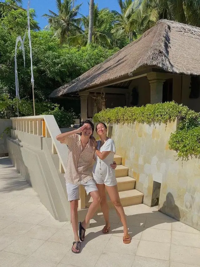 Potret Baskara bersama Sherina ketika berlibur ke Amankila (Instagram/@baskaramahendra)