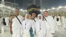 Ternyata, bukan hanya Merry dan keluarganya yang berangkat umrah. Dalam rombongan itu, ada pula ibunda Lala, pengasuh Rafathar. Unggahan Merry tersebut mengundang beragam komentar warganet. Tak sedikit yang memuji kebaikan Raffi dan Nagita. (Liputan6.com/G/@merryraffiahmad)