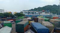 Suasana Pelabuhan Merak Banten pada H-9 Lebaran Idul Fitri 1443 H, Sabtu (23/4/2022). Kendaraan logistik mengular hingga keluar kawasan pelabuhan jelang arus mudik Lebaran 2022. (Liputan6.com/Yandhi Deslatama) 