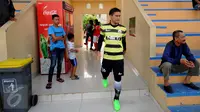 Kiper Persija, Andritany bersiap jelang laga uji coba melawan PSAL di Lapangan Mako Brimob Kelapa Dua, Depok, Rabu (26/8/2015). Persija melakukan laga uji coba sebagai persiapan menghadapi turnamen Piala Presiden 2015. (Liputan6.com/Helmi Fithriansyah)