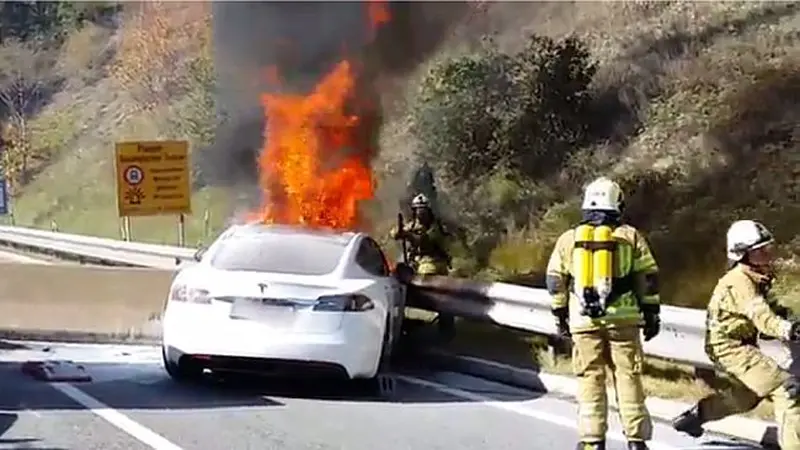 Mobil Tesla terbakar