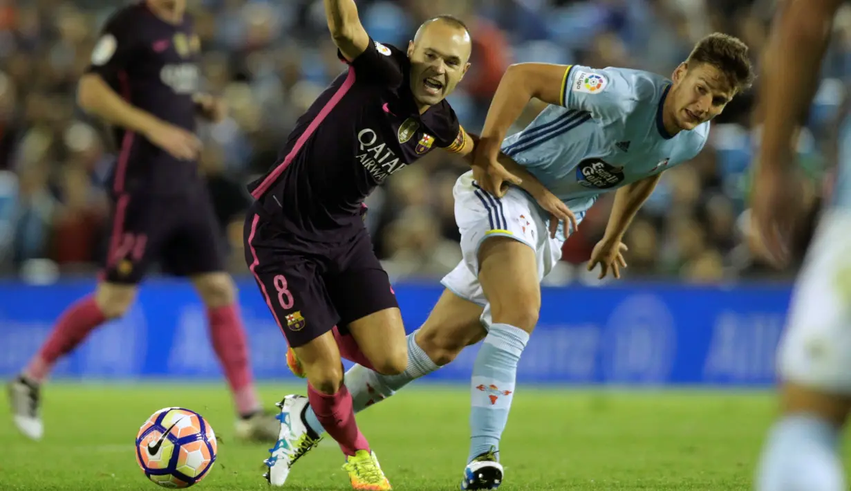 Gelandang Barcelona, Andreas Iniesta berusaha mengambil bola dari kawalan gelandang Celta Vigo, Nemanja Radoja pada lanjutan liga Spanyol di Stadion Balaidos, Vigo (3/10).  Celta Vigo berhasil mengalahkan Barcelona dengan skor 4-3. (REUTERS/Miguel Vidal)