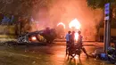 <p>Sebuah kendaraan milik personel keamanan dan bus yang dibakar terlihat di dekat kediaman resmi Perdana Menteri Mahinda Rajapaksa yang akan keluar dari Sri Lanka di Kolombo 9 Mei 2022. Sedikitnya tiga orang tewas dan lebih dari 150 terluka pada 9 Mei dalam gelombang kekerasan antara pendukung pemerintah dan demonstran yang menuntut pengunduran diri Presiden Gotabaya Rajapaksa. (ISHARA S. KODIKARA / AFP)</p>