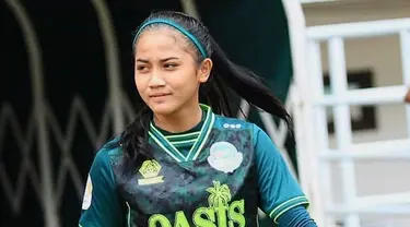 Pemilik nama lengkap Safira Ika Putri Kartini adalah sosok pemain nasional. Lahir di Surabaya, Safira mengawali kariernya dengan bergabung klub internal Persebaya, Harapan Budi Setiawan atau HBS. (Liputan6.com/IG/@shafiraikaputri13)