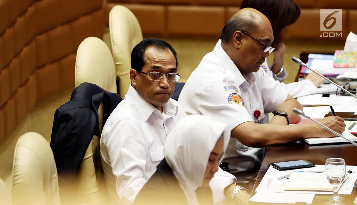 Menteri Perhubungan Budi Karya Sumadi saat rapat kerja (raker) dengan Komisi V DPR di Kompleks Parlemen, Senayan, Jakarta, Kamis (22/11). Raker dibuka dengan doa bersama untuk korban Lion Air PK-LQP. (Liputan6.com/JohanTallo)