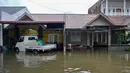 Selain banjir, hujan deras disertai angin kencang juga menyebabkan insiden lain, seperti pohon tumbang di beberapa ruas jalan di Darul Imarah, yang memerlukan evakuasi oleh pihak berwenang. Tampak dalam foto, rumah-rumah yang terendam banjir akibat hujan deras di kawasan permukiman Darul Imarah, pinggiran Banda Aceh, pada Kamis 27 November 2025. (CHAIDEER MAHYUDDIN/AFP)