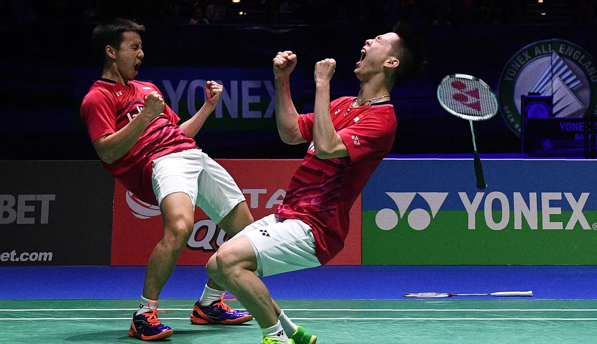 Ganda putra Indonesia, Kevin Sanjaya dan Marcus Gideon saat meraih gelar juara All England di Birmingham, Minggu (12/3/2017). Keduanya tahun ini akan berjuang untuk mempertahankan gelar juara All England. (AFP/Justin Tallis)