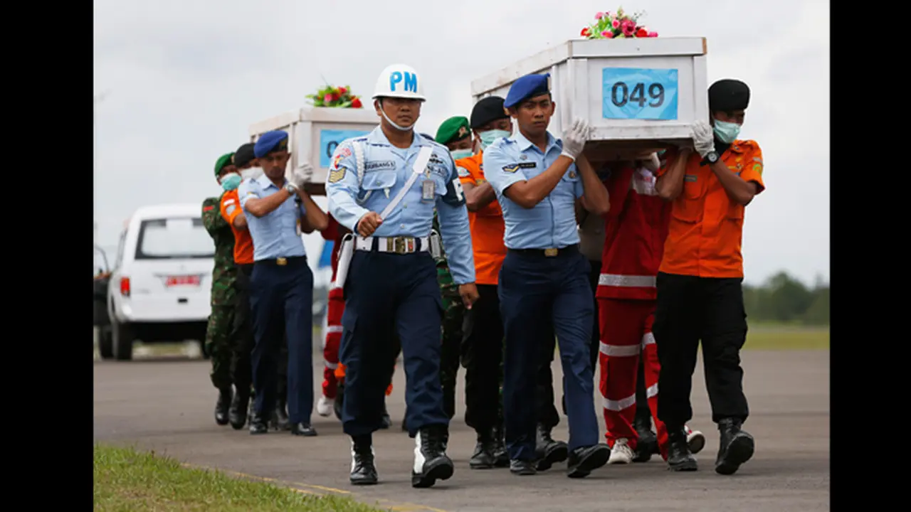 Kembali, Dua Jenazah Penumpang AirAsia QZ8501 Diberangkatkan