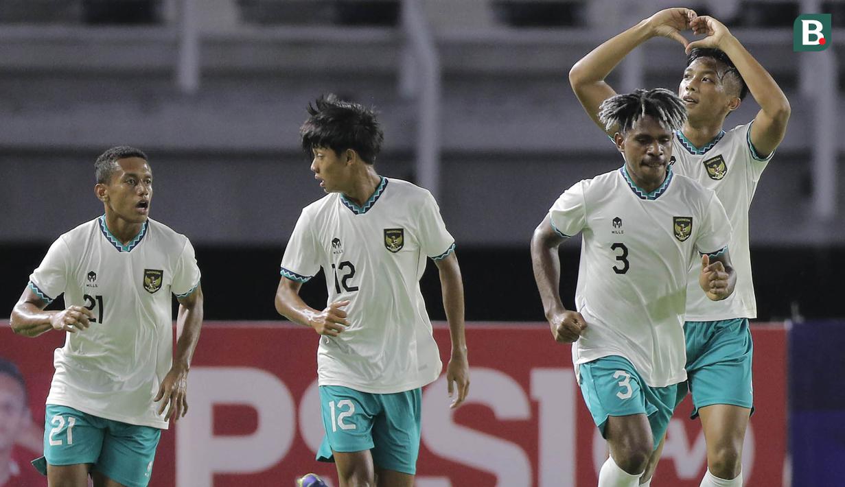 Tampil dengan sebagian besar pemain lapis kedua, Timnas Indonesia U-20 sukses mengobrak-abrik Hong Kong pada laga kedua kualifikasi Grup F Piala Asia U-20 2023. Menang dengan skor 5-1, pasukan Shin Tae-yong sementara mengemas poin dan selisih gol yang identik dengan Vietnam, yaitu 6 poin hasil dari dua kemenangan dan selisih gol 9-1. (Bola.com/Ikhwan Yanuar)