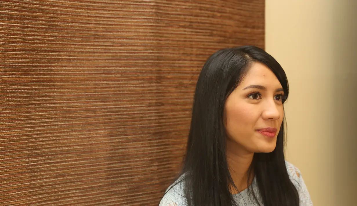 "Kesulitannya kalau satu scene sama Babe. Dia kan lucu, aku ada scene mesti marah dan kesel, akhinya aku harus tahan ketawa. Kalau memang dia mulai iseng lagi aku mainikan saja rambut dia," aku Acha Sinaga. (Andy Masela/Bintang.com)