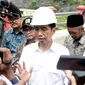 Presiden Jokowi memberikan keterangan kepada awak media usai meresmikan pengoperasian Waduk Nipah di Sampang, Madura, Jatim, Sabtu (19/3). Waduk ini sempat mangkrak selama 16 tahun karena sulitnya membebaskan lahan. (Setpres/Cahyo)