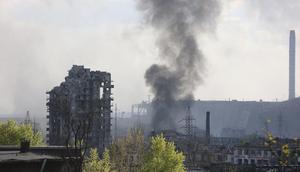 Asap mengepul dari pabrik baja Azovstal di Mariupol, di wilayah di bawah pemerintahan Republik Rakyat Donetsk, Ukraina timur, saat perang antara Rusia Ukraina. (AP Photo/Alexei Alexandrov, File)