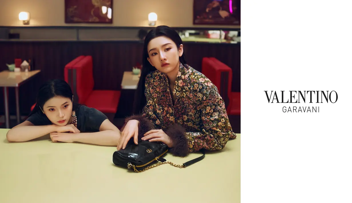 Dibintangi Lareina Song dan Yi Fan, keduanya mengenakan busana dan aksesori dari Valentino Cruise 2026. Memadukan siluet, detail, dan aksesori yang merefleksikan keindahan gerak serta ekspresi diri. [Valentino]