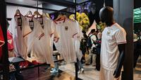 Kelme merilis jersey tandang Timnas Indonesia yang baru dengan warna putih. (Liputan6.com/Dimas Ramadhan Wicaksana)