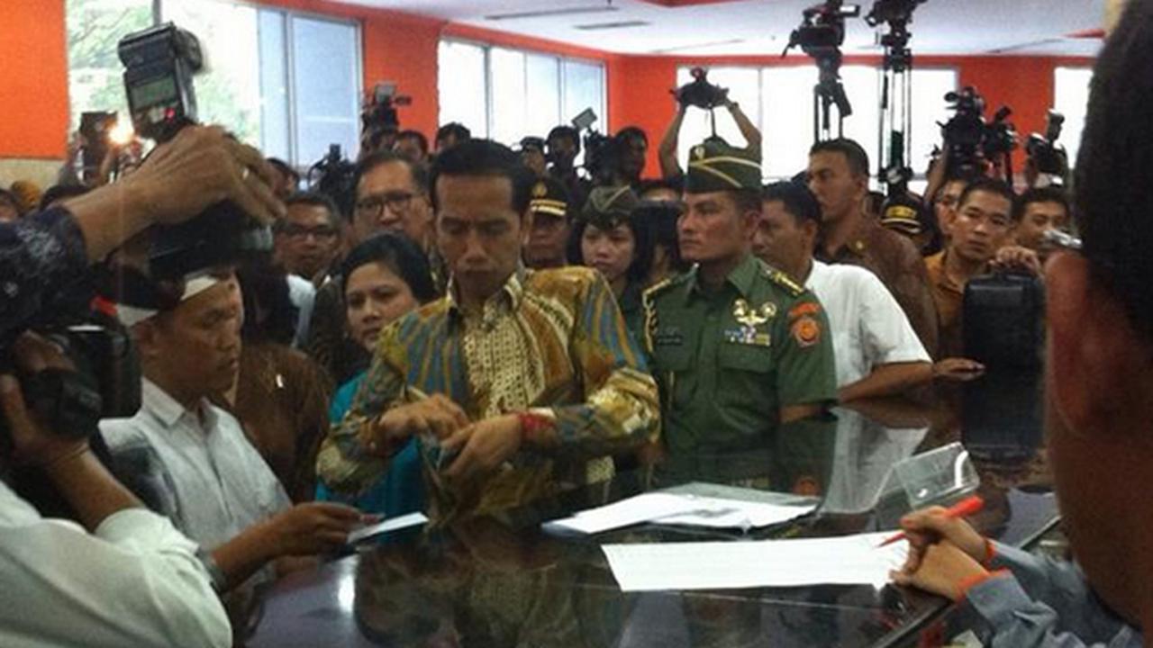 Jokowi luncurkan KIS, KIP, KKS