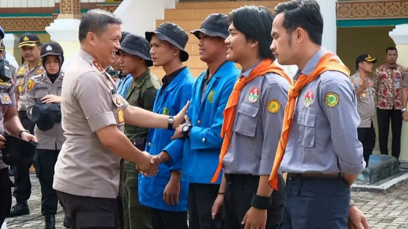 Kapolda Riau Irjen Agung Setya bersalaman dengan relawan karhutla Riau untuk mengantisipasi kebakaran lahan.