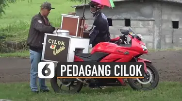 Pedagang cilok ini sepertinya berbeda dari yang lain karena berjualan menggunakan motor sport.