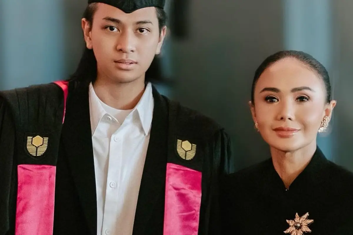 6 Penampilan Yuni Shara bak Wanita Keraton Dibalut Kebaya Janggan saat Dampingi Sang Putra Wisuda