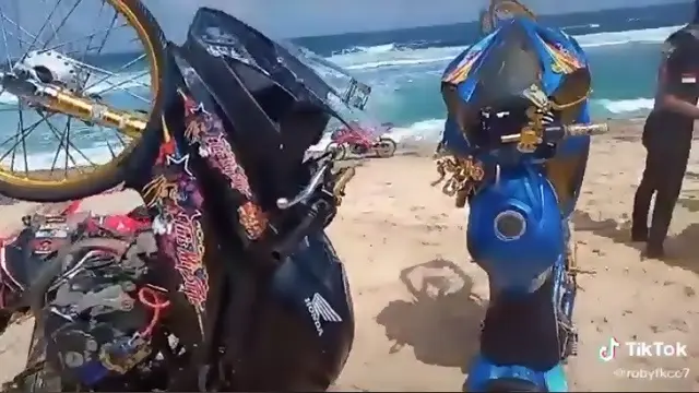 Tanam Kendaraan di Pantai, Liburan Anak Motor Ini Viral