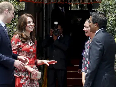 Pangeran William dan istrinya Kate Middleton Duchess of Cambridge berbincang dengan staf hotel saat tiba di  hotel Taj Mahal Palace, Mumbai , India , (10/4). Pangeran William melakukan kunjungan ke India bersama istrinya. (REUTERS / Danish Siddiqui)