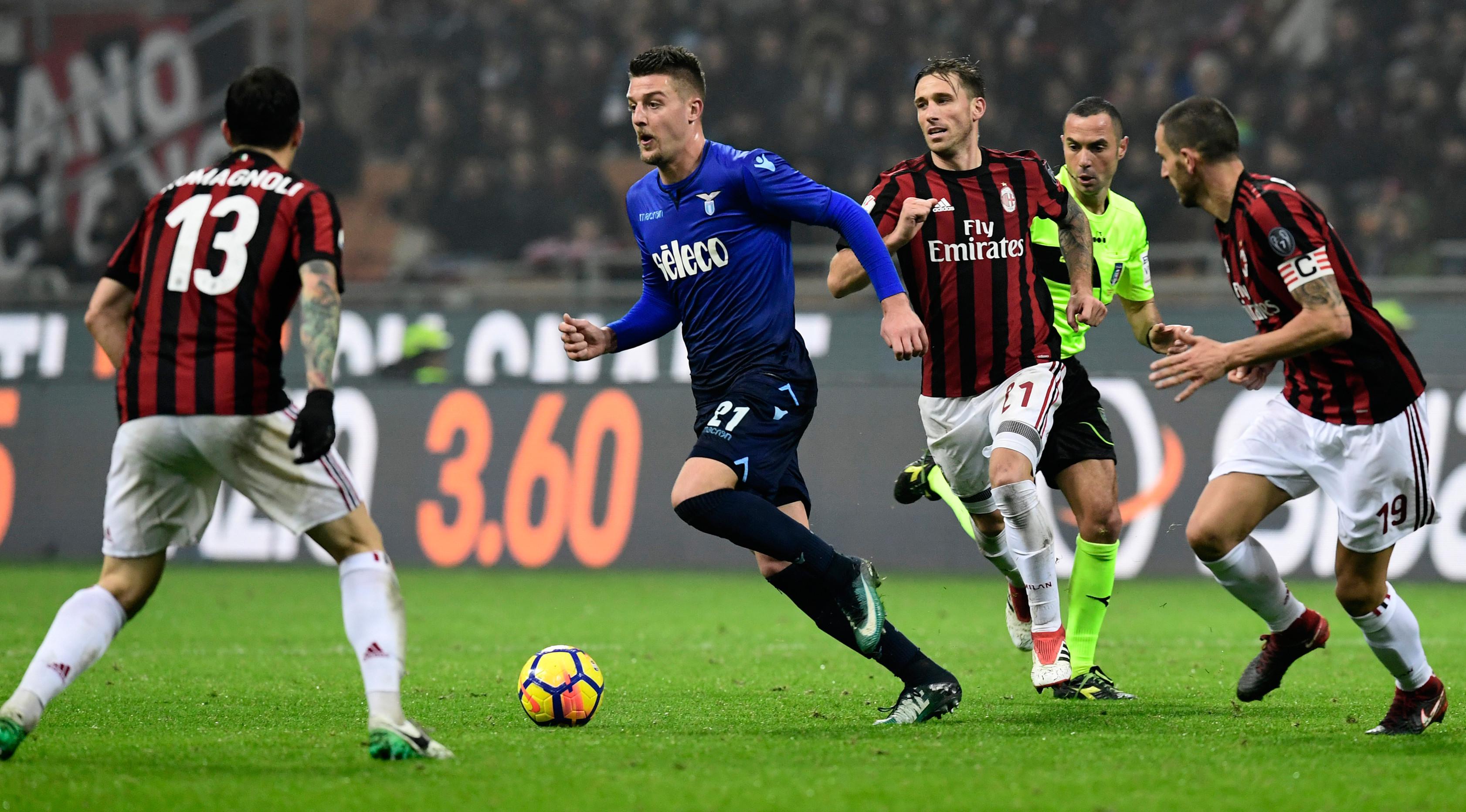 Gelandang Lazio Serbia Sergej Milinkovic-Savic mengendalikan bola dengan kawalan pemain AC Milan pada pertandingan pertama semifinal Coppa Italia di San Siro, Rabu (31/1) (MIGUEL MEDINA / AFP)