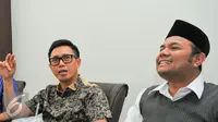 Politikus PAN, Eko Patrio berbincang dengan Bacagub DKI Jakarta, Muhhamad Idrus di Graha Komando, Kalimalang, Jakarta, Selasa (19/4). Kunjungan Idrus bagian dari silahturahmi dan berdiskusi mengenai kondisi Jakarta saat ini. (Liputan6.com/Yoppy Renato)