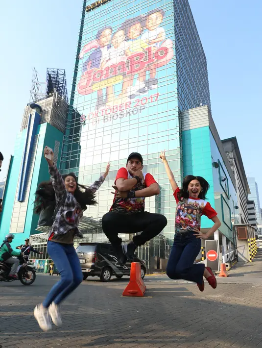 Setelah rumah rumah produksi Falcon menghias gedung pencakar langit, hingga menghias pesawat dengan poter, kali ini film  baru Jomblo. Film garapan sutradara Hanung Bramantyo itu menghias salah satu gedung di Jakarta. (Nurwahyunan/Bintang.com)