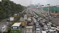 Kendaraan terjebak kemacetan di Tol Jagorawi, Jakarta, Selasa (29/11). Untuk mengurangi kepadatan, PT Jasa Marga (Persero) Tbk akan memberlakukan sistem transaksi terbuka di Jalan Tol Jagorawi mulai Juni 2017 mendatang. (Liputan6.com/Immanuel Antonius)