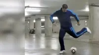 [VIDEO] Sudah Pulih, Van Persie Langsung Pamer Free Style