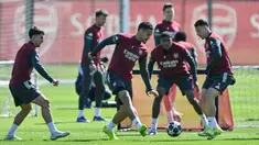 Bek Arsenal asal Prancis, William Saliba (tengah) menggiring bola saat mengikuti sesi latihan tim di pusat pelatihan Arsenal di London Colney, utara London, pada Senin 6 April 2026. Arsenal kembali melakukan sesi latihan di pusat pelatihan Arsenal, London Colney. (Glyn KIRK/AFP)