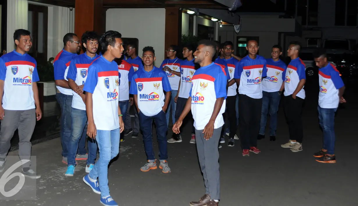 Kontingen Indonesia Football Community for Diplomatic Uni Papua FC usai menemui Menkopolhukam, Wiranto di Kemenkopolhukam, Jakarta, Jumat (12/8). Uni Papua FC bertolak dan melakoni laga di Finlandia. (Liputan6.com/Helmi Fithriansyah)