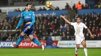 Gelandang Arsenal, Henrikh Mkhitaryan berusaha menyundul bola saat bertanding melawan Swansea City di Stadion Liberty, Swansea, Wales, (30/1). Mkhitaryan menjalani debut bersama Arsenal pada menit ke-66 mengantikan Mohamed Elneny. (Nick Potts/PA via AP)