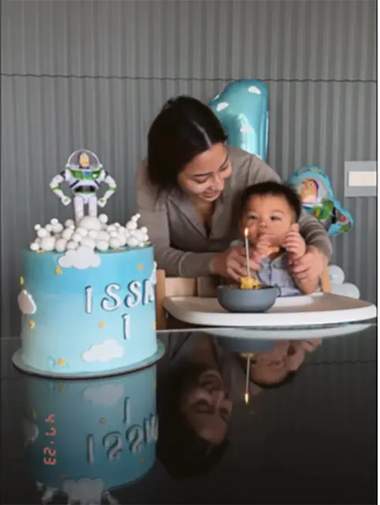 Tepat di hari lahir baby Issa, Nikita Willy juga membuatkan kue ulang tahun. Nikita tampak menyiapkan sendiri balon-balon hingga mendampingi tiup lilin putranya. "Bangun tidur ibu dan Issa buat kue ulang tahun kecil tanpa gula dan pakai tepung yummy bites supaya Issa bisa makan kue nya." tulis Nikita Willy. [Instagram/nikitawillyofficial94]