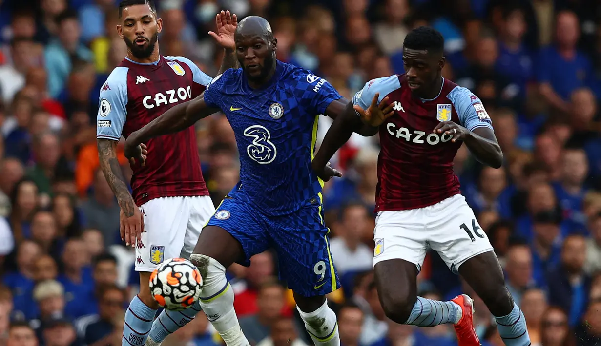 Setelah bersinar di Aston Villa, Tuanzebe ditarik ke tim utama The Reds Devils. Namun, sial baginya, ia hanya jadi cadangan. Tak ayal Tuanzebe memilih untuk pindah demi kesempatan tampil yang lebih baik. Ia kembali ke Aston Villa dengan status pinjaman pada awal musim 2021, tetapi performanya justru biasa-biasa saja. (AFP/Adrian Dennis)
