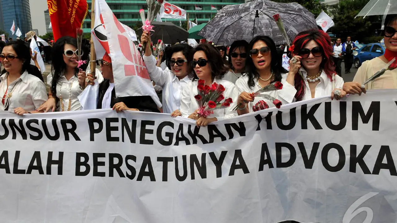 Gaya Unik Ribuan Advokat Saat Aksi di Bundaran HI