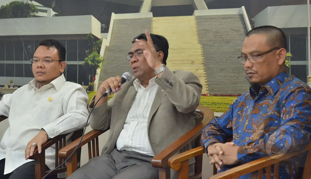 Wakil Ketua Komisi VIII Sodik Mujahid (tengah) saat menjadi narasumber pada diskusi permasalahan haji di Pressroom Kompleks Parlemen Senayan, Jakarta, Rabu (25/3/2015). (Liputan6.com/Andrian M Tunay)