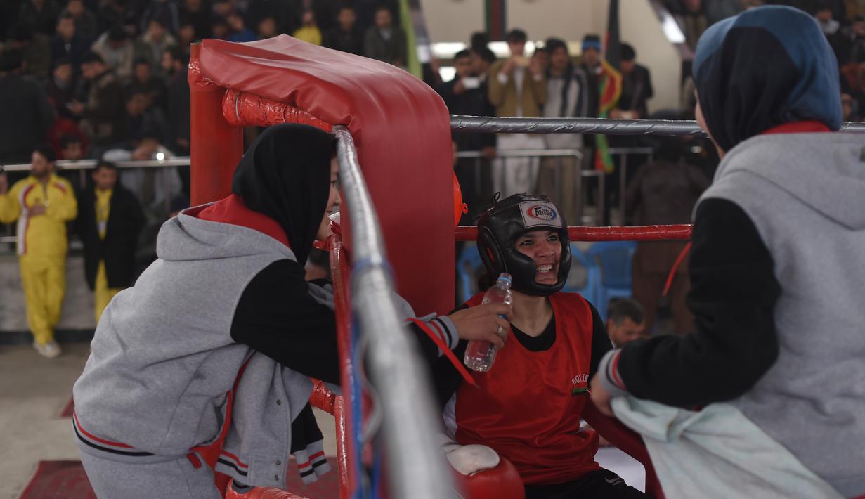 Sadaf Rahimi, gadis berusia 19 tahun ini siap bertanding dalam seleksi kompetisi tinju antar provinsi di Stadion Ghazi, Kabul, Afganistan, (21/12/2015). (AFP/Shah Marai)