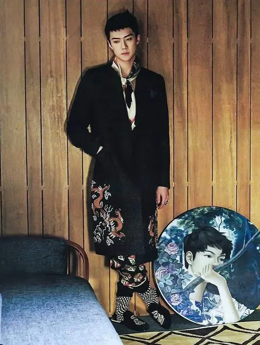 Sehun sangat suka dengan warna putih dan hitam. Ia juga senang menonton film-film laga. (Foto: instagram.com/oohsehun)