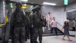 Tentara Korea Selatan mengambil bagian dalam latihan anti-teror di sela-sela latihan militer gabungan Korea Selatan-AS di sebuah stasiun kereta bawah tanah di Seoul (22/8). Latihan ini berlangsung selama dua minggu di Selatan. (AFP Photo/Jung Yeon-Je)
