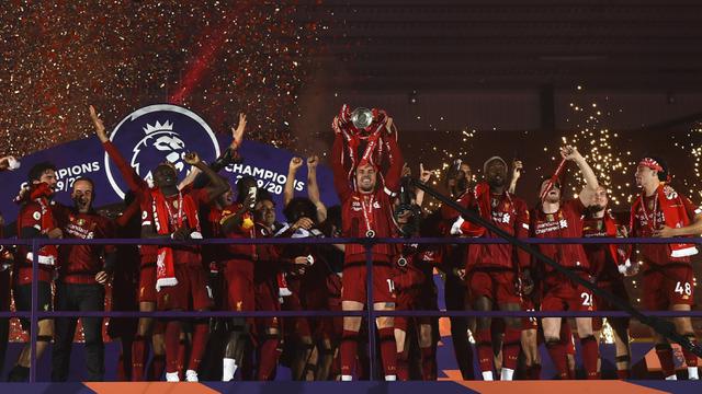 FOTO: Liverpool Angkat Trofi Liga Inggris