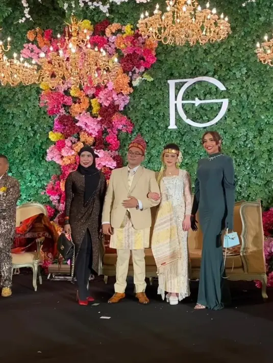 Chen juga menggunakan sortali warna merah.   [IG/fcgweddings/myrnamyura]