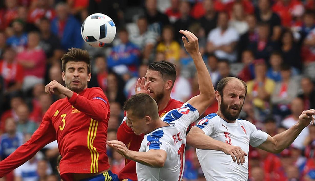 Proses terjadinya gol Spanyol yang diciptakan Gerard Pique melalui sundulan ke gawang Republik Ceska. Gol kemenangan yang dicetak bek Barcelona itu tercipta pada menit ke-87. (AFP/Pascal Guyot)