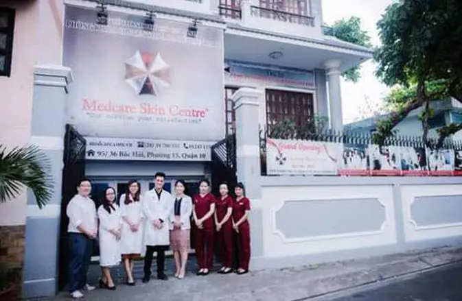 Klinik perawatan kulit di Vietnam pakai logo perusahaan farmasi dari gim Resident Evil. (Doc: Reddit)